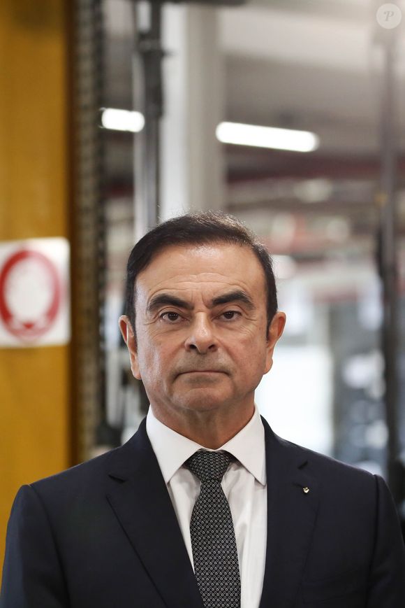 Le président de la république française, Emmanuel Macron accompagné de Carlos Ghosn, Président-directeur général du groupe Renault visite l'usine Renault Maubeuge Construction, Maubeuge, Nord, France, le 8 novembre 2018.  © Stéphane Lemouton / Bestimage
