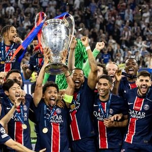Marquinhos soulève la coupe aux grandes oreilles avec ses coéquipiers Nuno Mendez, Willian pacho, Fabian Ruiz, Gianluigi Donnaruma,  Désiré Doué, Achraf Hakiml, Vitinha, Joao Neves, Khvicha Kvaratskhelia, Ousmane Dembélé, Presnel Kimpembe, Lucas Beraldo, Matvei Safonov, Kang-In Lee et Luis Enrique - Le PSG remporte la Ligue Des Champions 2025, pour la première fois de son histoire, face à l'Inter Milan (5-0) à l'Allianz Arena de Munich, le 31 mai 2025. © Cyril Moreau/Bestimage