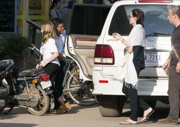 Exclusif - Angelina Jolie, sa fille Shiloh Jolie-Pitt et une amie à elle, se rendent dans une librairie à Siem Reap au Cambodge, le 12 novembre 2015. © Bestimage