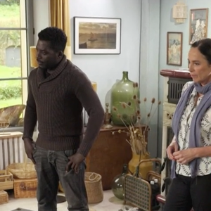 Frédéric Lopez présente Léo, son voisin, dans "Un dimanche à la campagne", sur France 2.