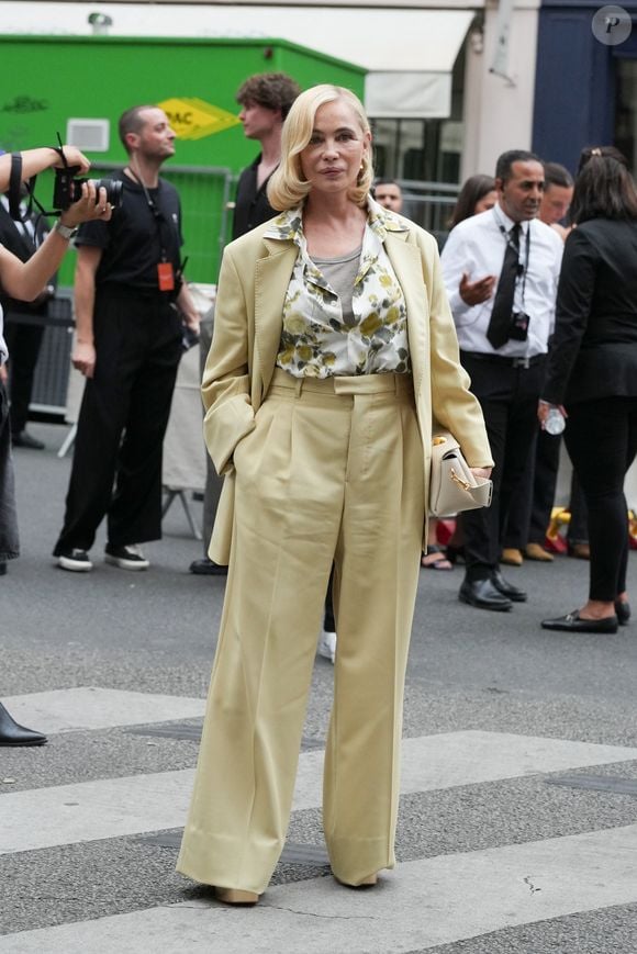 Emmanuelle Beart assiste au défilé Ami printemps/été 2026 dans le cadre de la semaine de la mode à Paris le 25 juin 2025 à Paris, France.  © Lucia Sabatelli / Bestimage