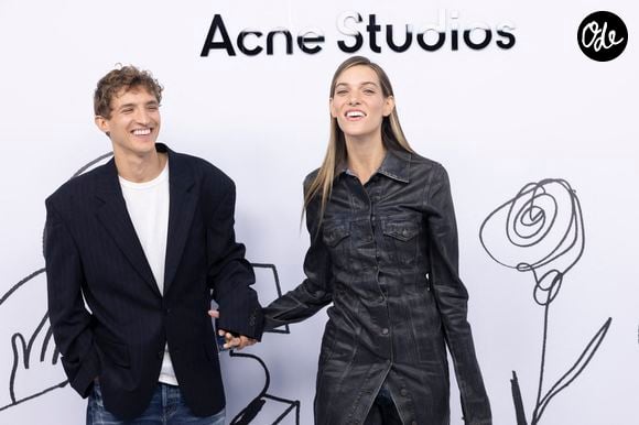 Aliocha Schneider et sa compagne Charlotte Cardin - Photocall du défilé de mode Femmes Printemps/Été 2025 "Acne Studio" lors de la fashion week de Paris. Le 25 septembre 2024 © Olivier Borde / Bestimage