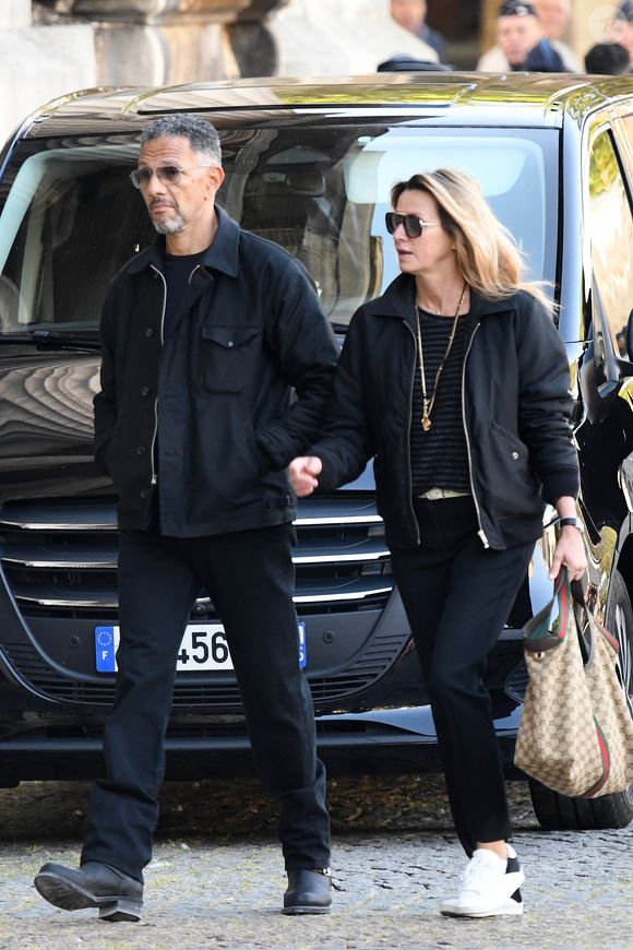 Roschdy Zem était présent, accompagné de sa compagne Sarah Poniatowski, pour une rare apparition publique du couple.

Roschdy Zem et sa compagne Sarah Poniatowski - Obsèques de Nathalie Baye en l'église Saint-Sulpice à Paris le 23 avril 2026. Clement Prioli / Bestimage