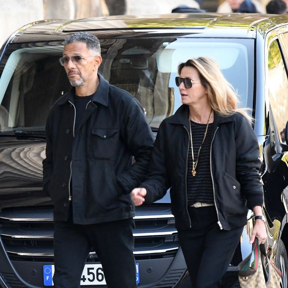Roschdy Zem était présent, accompagné de sa compagne Sarah Poniatowski, pour une rare apparition publique du couple.

Roschdy Zem et sa compagne Sarah Poniatowski - Obsèques de Nathalie Baye en l'église Saint-Sulpice à Paris le 23 avril 2026. Clement Prioli / Bestimage