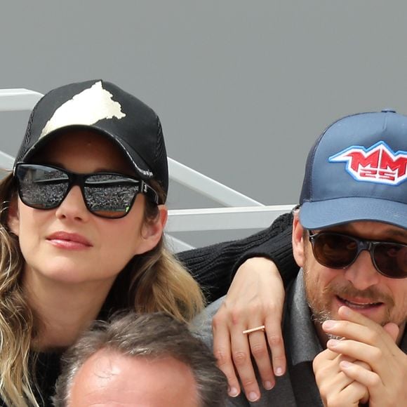 D'après une source au magazine "Voici," elle aurait des vues sur Los Angeles mais serait pour l'heure freinée par les deux enfants qu'elle a eus avec Guillaume Canet

Marion Cotillard et Guillaume Canet - People dans les tribunes lors de la finale messieurs des internationaux de France de tennis de Roland Garros 2019 à Paris le 9 juin 2019. © Jacovides-Moreau/Bestimage
