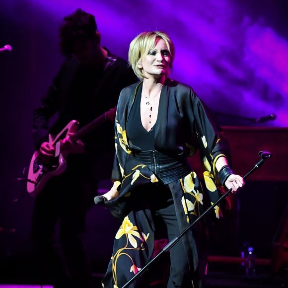 Certains saluent son audace, d'autres mettent en garde contre les risques pour ses cheveux.

La chanteuse française Patricia Kaas en concert à la Salle Garnier Opéra de Monte-Carlo, Monaco, le 9 août 2017. © Michael Alesi/Bestimage