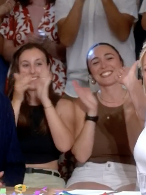 Clap de fin pour Anne-Elisabeth Lemoine : ovationnée par son équipe et Bertrand Chameroy, elle perd ses moyens pour sa dernière dans C à vous