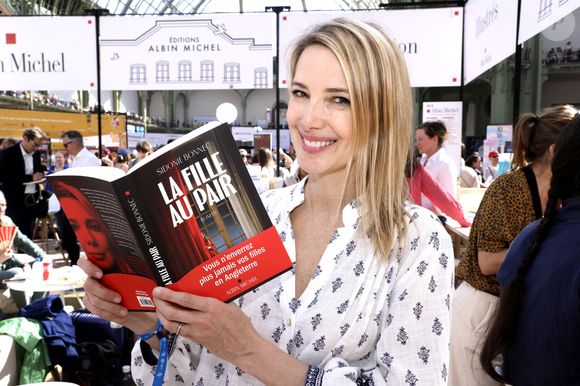 Elle s'en est servie pour écrire son premier roman, paru en février dernier.

Sidonie Bonnec - Festival du Livre de Paris 2025 au Grand Palais à Paris le 11 avril 2025.
© Cédric Perrin / Bestimage