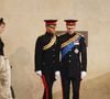 L’ancien Premier ministre David Cameron avait critiqué ce système, le jugeant dépassé, tandis que le père de Louis, Earl Spencer, défendait la tradition pour préserver l’intégrité du domaine familial.
Le prince Harry accuse son frère William de l'avoir attaqué physiquement en 2019 - Le prince William, prince de Galles et le prince Harry, duc de Sussex - Veillée des petits-enfants de la reine Elizabeth II au Westminster Hall à Londres, Royaume Uni, le 17 septembre 2022. Mirrorpix / Bestimage