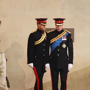 L’ancien Premier ministre David Cameron avait critiqué ce système, le jugeant dépassé, tandis que le père de Louis, Earl Spencer, défendait la tradition pour préserver l’intégrité du domaine familial. 

Le prince Harry accuse son frère William de l'avoir attaqué physiquement en 2019 - Le prince William, prince de Galles et le prince Harry, duc de Sussex - Veillée des petits-enfants de la reine Elizabeth II au Westminster Hall à Londres, Royaume Uni, le 17 septembre 2022. Mirrorpix / Bestimage