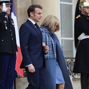 Le président français Emmanuel Macron et sa femme la Première Dame Brigitte Macron accueillent le vice-président américain et sa femme pour un déjeuner de travail, en marge du Sommet d'action sur l'intelligence artificielle (IA), au palais présidentiel de l'Elysée, à Paris, France, le 11 février 2025. © Cyril Moreau/Bestimage
