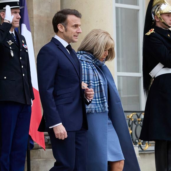 Le président français Emmanuel Macron et sa femme la Première Dame Brigitte Macron accueillent le vice-président américain et sa femme pour un déjeuner de travail, en marge du Sommet d'action sur l'intelligence artificielle (IA), au palais présidentiel de l'Elysée, à Paris, France, le 11 février 2025. © Cyril Moreau/Bestimage