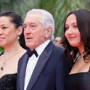 Robert De Niro, Tiffany Chen et Helen Grace De Niro assistent à la cérémonie d'ouverture et à la première de " Partir Un Jour " lors du 78ème Festival de Cannes au Palais des Festivals à Cannes, France, le 13 mai 2025.