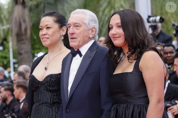 Robert De Niro, Tiffany Chen et Helen Grace De Niro assistent à la cérémonie d'ouverture et à la première de " Partir Un Jour " lors du 78ème Festival de Cannes au Palais des Festivals à Cannes, France, le 13 mai 2025.