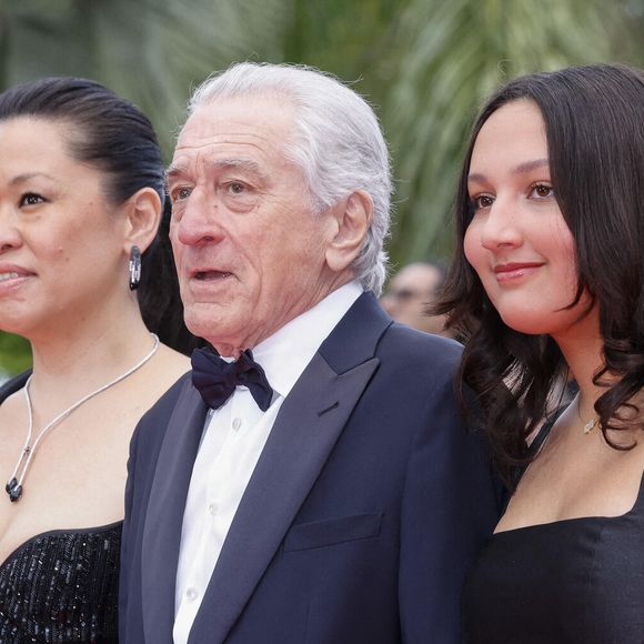 Robert De Niro, Tiffany Chen et Helen Grace De Niro assistent à la cérémonie d'ouverture et à la première de " Partir Un Jour " lors du 78ème Festival de Cannes au Palais des Festivals à Cannes, France, le 13 mai 2025.