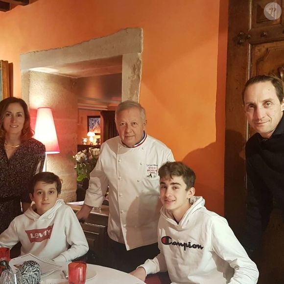 Paul Seixas, le jeune espoir du cyclisme français, est soutenu par ses parents Emmanuel et Emmanuelle.