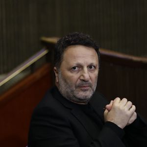 Mais même sous le soleil d'outre-mer, l'animateur cogite, la cheville dans un plâtre...

Arthur lors de la soirée de L'association "Sauveteurs Sans Frontières" organisée par Radio J au Conseil économique, social et environnemental à Paris le 20 novembre 2023. 

© Marc Ausset-Lacroix/Bestimage