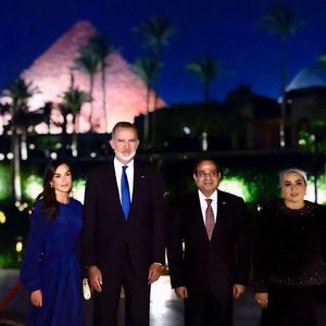 Le roi Felipe VI d'Espagne et la reine Letizia posent devant les Pyramides de Gizeh avec le président Abdel Fattah al-Sissi et sa femme Entissar Amer le 17 septembre 2025. © Casa SM El Rey/ Agence / Bestimage