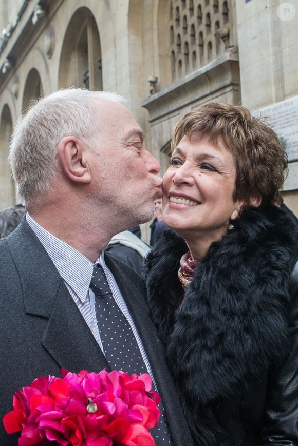 Exclusif - Catherine Laborde et son mari Thomas Stern - Catherine Laborde a épousé son compagnon de longue date Thomas Stern, publicitaire, samedi 9 novembre 2013 à la mairie du 2e arrondissement de Paris, en présence de ses amis les plus proches.
©AGENCE / BESTIMAGE