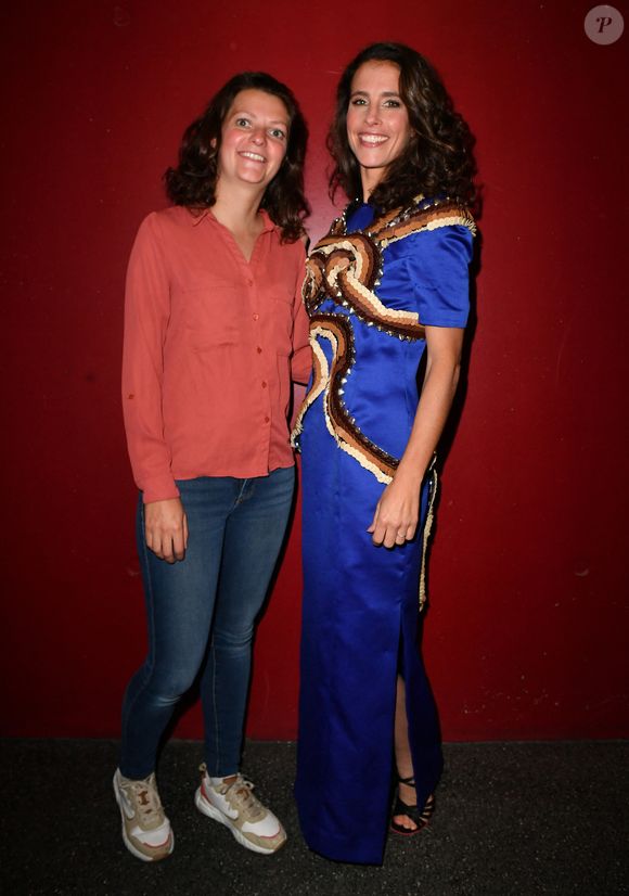 À ceux qui la critiquent, elle a répondu : "Je peux leur assurer que mon amour pour elle est le même que pour Louis et Marin". 

Clémence Castel et sa compagne Marie - Backstage lors du défilé d'ouverture du salon du chocolat 2022 à Paris porte de Versailles le 27 octobre 2022.

© Veeren / Pierre Perusseau / Bestimage