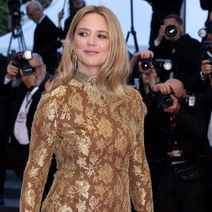 La robe mixait transparence et coupes structurées, une esthétique fidèle à la signature

Virginie Efira - Montée des marches du film "Histoires parallèles" lors du 79ème Festival International du Film de Cannes, le 14 mai 2026. 

© Olivier Borde / Bestimage