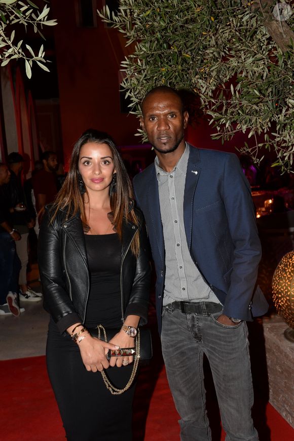 Sur les clichés, on peut voir Éric Abidal et Hayet l’un contre l’autre

Exclusif - Eric Abidal et sa femme Hayet au cocktail "Aftershow" dans le cadre du festival Marrakech du Rire 2016. Marrakech, le 4 juin 2016. © Bellak Rachid/Bestimage