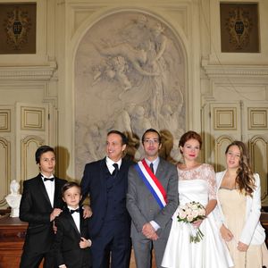 Exclusif - Emilie Dequenne, sa fille Milla, 12 ans, son époux Michel Ferracci, et ses deux fils Enzo, 13 ans, et Maël, 8 ans, avec le maire du 10ème arrondissement, Rémi Féraud - Mariage de Michel Ferracci et Emilie Dequenne à la mairie du 10ème arrondissement, le samedi 11 octobre 2014 à Paris. © Roberto Battistini / Bestimage
