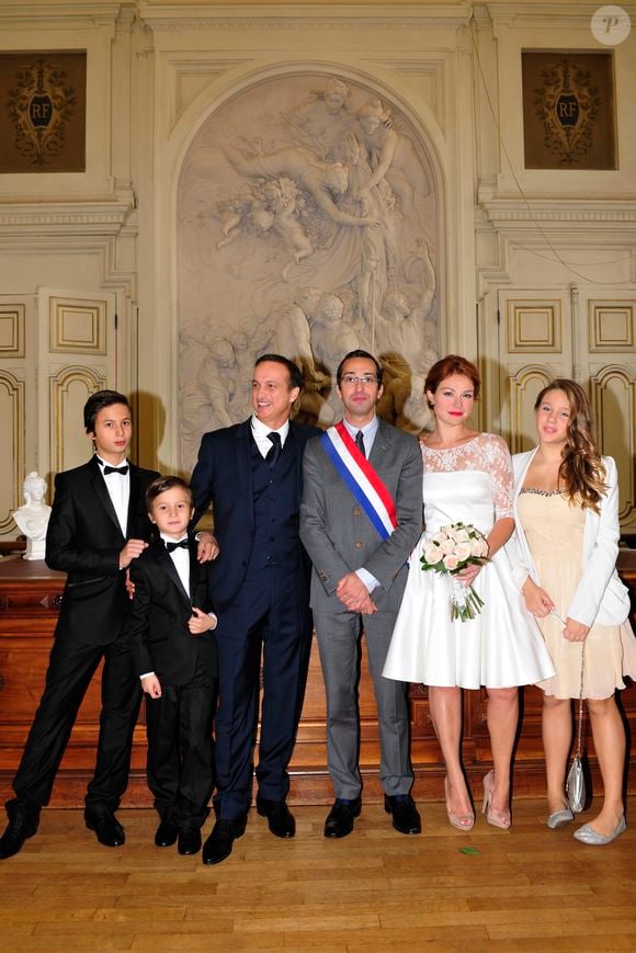 Exclusif - Emilie Dequenne, sa fille Milla, 12 ans, son époux Michel Ferracci, et ses deux fils Enzo, 13 ans, et Maël, 8 ans, avec le maire du 10ème arrondissement, Rémi Féraud - Mariage de Michel Ferracci et Emilie Dequenne à la mairie du 10ème arrondissement, le samedi 11 octobre 2014 à Paris. © Roberto Battistini / Bestimage