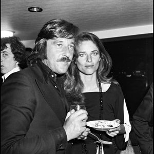 Notamment à ce long entretien accordé au "Guardian" en mars 2021, dans lequel elle était entre autres revenue sur cette rumeur selon laquelle elle se serait retrouvée au cœur d'un ménage à trois,  dans les années 1960 avec deux hommes, dont Bryan Southcombe

Archives - Charlotte Rampling et Bryan Southcombe au Festival de Cannes en 1975
ANGELI-RINDOFF / BESTIMAGE