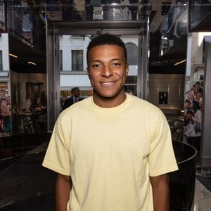 Kylian Mbappé et Ester Expósito ont déjà été aperçus ensemble à plusieurs reprises ces derniers mois.

Kylian Mbappé et Ester Exposito ont pris la pose dans la boutique de Valérie Messika. Capture d'écran Instagram