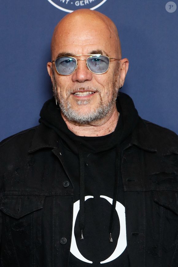 Pascal Obispo au photocall du dernier match de la saison de la "Liqui Molly Starligue".

Photo : Christophe Clovis / Bestimage