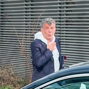 Stéphane Plaza en larmes à la sortie de son procès après avoir été reconnu coupable de "violences habituelles par concubin" et condamné à 12 mois de prison avec sursis, à Paris, France, le 18 février 2025. L'agent immobilier de 54 ans est jugé pour "violences physiques et/ou psychologiques habituelles par concubin" entre 2018 et 2022 sur une ancienne compagne, Amandine, ainsi que pour "violences psychologiques habituelles par concubin" sur Paola, entre 2021 et 2022. © Yehiel Chekroune/Bestimage