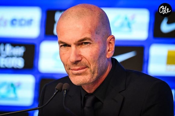 Le sélectionneur de l'équipe de France de football Zinédine Zidane lors d'une conférence de presse pour dévoiler le groupe retenu pour les prochains matchs de la Ligue des nations au siège de la FFF à Paris, France, le 18 septembre 2026. (Credit Image: © Matthieu Mirville/ZUMA Press Wire / Bestimage)