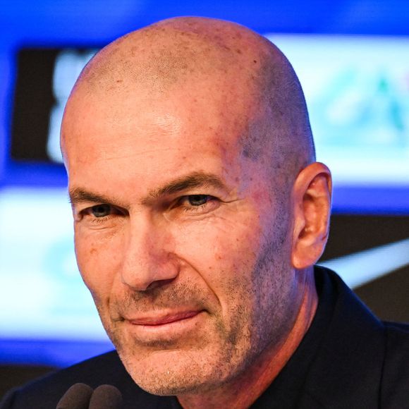 Le sélectionneur de l'équipe de France de football Zinédine Zidane lors d'une conférence de presse pour dévoiler le groupe retenu pour les prochains matchs de la Ligue des nations au siège de la FFF à Paris, France, le 18 septembre 2026. (Credit Image: © Matthieu Mirville/ZUMA Press Wire / Bestimage)