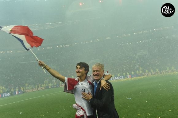 Le sélectionneur français Didier Deschamps célèbre sa victoire avec son fils Dylan après la victoire 4-2 de la France face à la Croatie en finale de la Coupe du monde de football 2018, au stade des Luzhniki à Moscou, en Russie, le 15 juillet 2018. Photo de Lionel Hahn/ABACAPRESS.COM