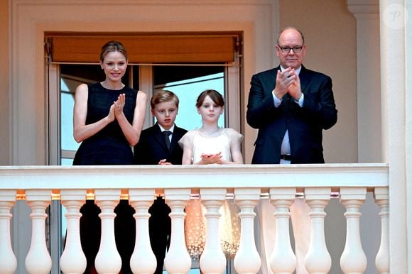 Le prince Albert II de Monaco, La princesse Charlène de Monaco, Le prince Jacques de Monaco, marquis des Baux,, La princesse Gabriella de Monaco, comtesse de Carladès lors de la célébration de la fête de la Saint Jean sur la Place du Palais princier de Monaco, le 23 juin 2025.

La Saint Jean est à l'origine une fête païenne puis chrétienne. Pour les païens, c'était une fête qui célébrait les moissons. Une fois christianisée, cette fête est devenue celle du solstice d'été et donc la fête de la lumière.

© Bruno Bebert / Bestimage