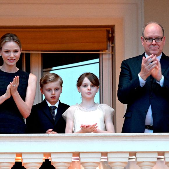 Le prince Albert II de Monaco, La princesse Charlène de Monaco, Le prince Jacques de Monaco, marquis des Baux,, La princesse Gabriella de Monaco, comtesse de Carladès lors de la célébration de la fête de la Saint Jean sur la Place du Palais princier de Monaco, le 23 juin 2025.

La Saint Jean est à l'origine une fête païenne puis chrétienne. Pour les païens, c'était une fête qui célébrait les moissons. Une fois christianisée, cette fête est devenue celle du solstice d'été et donc la fête de la lumière.

© Bruno Bebert / Bestimage