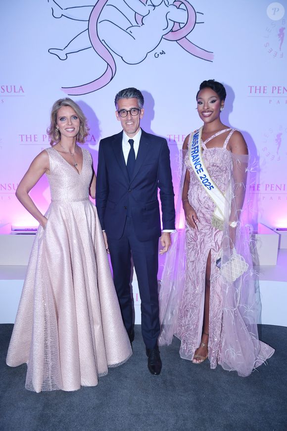 De nombreuses Miss France et personnalités publiques étaient réunies pour cette occasion spéciale.

Sylvie Tellier, Jérémy Redler (maire du 16ème arrondissement de Paris), Angélique Angarni-Filopon (Miss France 2025) fête son 34ème anniversaire - Soirée de gala du 10ème anniversaire de l’association "Les Bonnes Fées" à l’Hôtel The Peninsula Paris le 8 octobre 2025. The Peninsula Paris renouvelle son soutien dans la campagne Octobre Rose au côté de l’artiste G.Sardin. © Rachid Bellak/Bestimage