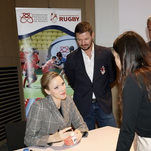 Elle a tenu un discours, s'adressant aux élèves qui se trouvaient face à elle.

La Princesse Charlène de Monaco assiste au 2ème concours créatif du maillot qui sera porté par l'équipe nationale monégasque de rugby à VII des moins de 16 ans. 
© Claudia Albuquerque / Bestimage