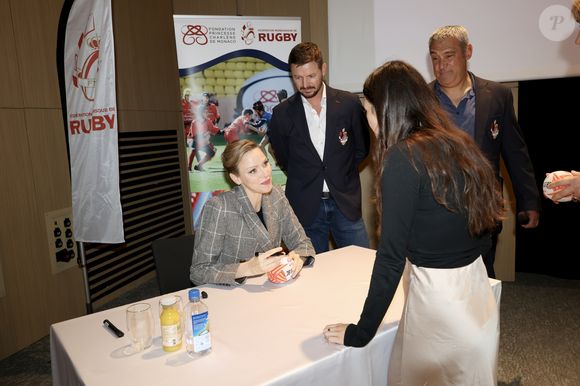 Elle a tenu un discours, s'adressant aux élèves qui se trouvaient face à elle.

La Princesse Charlène de Monaco assiste au 2ème concours créatif du maillot qui sera porté par l'équipe nationale monégasque de rugby à VII des moins de 16 ans. 
© Claudia Albuquerque / Bestimage