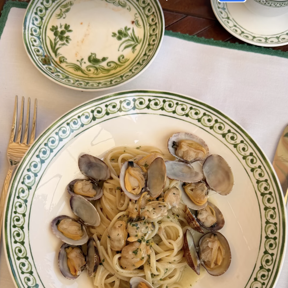 Et parce que le luxe, c'est aussi bien manger, Laury Thilleman a dévoilé une superbe assiette de spaghetti alle vongole (aux palourdes). Un pur plaisir épicurien. 

Laury Thilleman en voyage à Portofino, en Italie