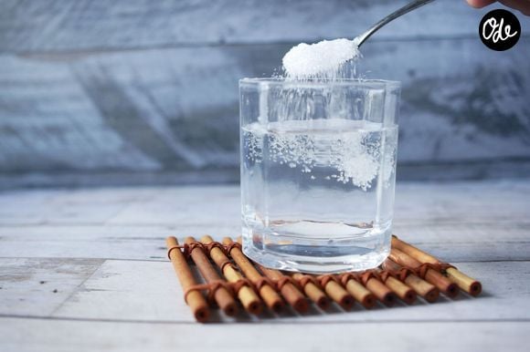 Une poudre nettoyante écologique permet d'éliminer les taches coriaces tout en redonnant un éclat impeccable aux textiles.