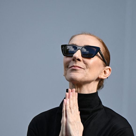 Céline Dion devant l’hôtel Royal Monceau à Paris, le 4 Septembre 2026.  

© Lionel Urman/Bestimage