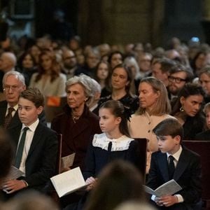 Le prince William, Kate Middleton, et leurs enfants George, Charlotte et Louis, assistent au 5e concert de chants de Noël "Together at Christmas" à l'abbaye de Westminster à Londres, le 5 décembre 2025. PA Photo/ Bestimage