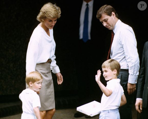 La princesse de Galles, entourée de ses fils, le prince Harry (à gauche), le prince William et le duc d'York. Photo : PA Photos/ABACAPRESS.COM