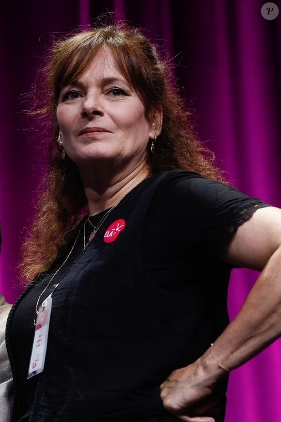 "En vrai, pour moi, c'était une évidence de rester à Paris. Le papa de mes enfants dont je me suis séparée travaillait et avait un poste là-bas. Et puis mes enfants y étaient scolarisés. Je n'ai pas eu envie de tout bouleverser".

Cécilia Hornus - Cérémonie de remise des prix des Ambassadeurs ELA et lancement de la nouvelle campagne "Mets tes baskets et bats la maladie" à la Cité des Sciences et de l'Industrie à Paris. Le 7 juin 2023
© Christophe Clovis / Bestimage