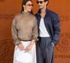 Cette maison, Pierre Niney la partage avec sa compagne Natasha Andrews et leurs deux filles, Lola, née en 2017, et Billie, née en 2019.

Pierre Niney et Natasha Andrews à Roland Garros 2026, à Paris, le 7 juin 2026. 
© Jacovides / Moreau / Bestimage