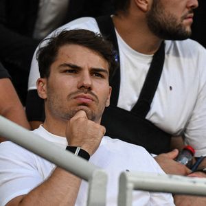 Même lorsqu’un joueur accepte une collaboration avec une marque sans faire de lien avec son club, il se trouve malgré tout dans l’obligation de la déclarer afin qu’un contrôle puisse être effectué.

Le joueur de rugby français Antoine Dupont assiste à la finale du Top 14 entre le Stade Toulousain et l'UBB Bordeaux au Stade de France à Saint-Denis, au nord de Paris, le 28 juin 2024. Photo by Firas Abdullah/ABACAPRESS.COM