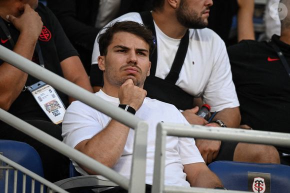 Même lorsqu’un joueur accepte une collaboration avec une marque sans faire de lien avec son club, il se trouve malgré tout dans l’obligation de la déclarer afin qu’un contrôle puisse être effectué.

Le joueur de rugby français Antoine Dupont assiste à la finale du Top 14 entre le Stade Toulousain et l'UBB Bordeaux au Stade de France à Saint-Denis, au nord de Paris, le 28 juin 2024. Photo by Firas Abdullah/ABACAPRESS.COM