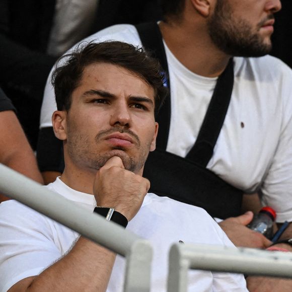 Même lorsqu’un joueur accepte une collaboration avec une marque sans faire de lien avec son club, il se trouve malgré tout dans l’obligation de la déclarer afin qu’un contrôle puisse être effectué.

Le joueur de rugby français Antoine Dupont assiste à la finale du Top 14 entre le Stade Toulousain et l'UBB Bordeaux au Stade de France à Saint-Denis, au nord de Paris, le 28 juin 2024. Photo by Firas Abdullah/ABACAPRESS.COM